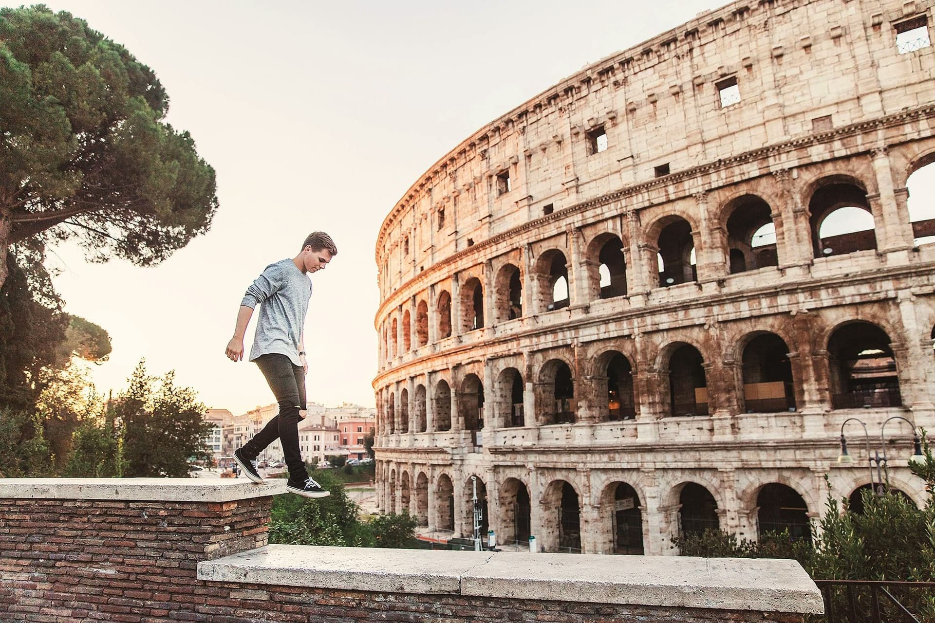 Estudiante frente al Coliseo durante su experiencia en colegios en Italia, explorando la cultura italiana.