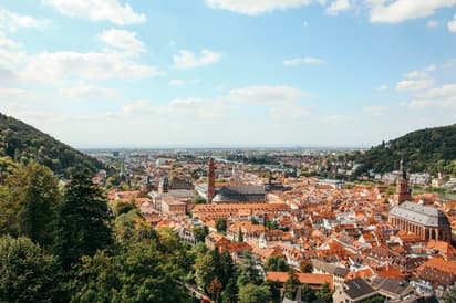 Vista panorámica de una ciudad alemana durante intercambios en Alemania, combinando entorno urbano, naturaleza y sistema educativo.