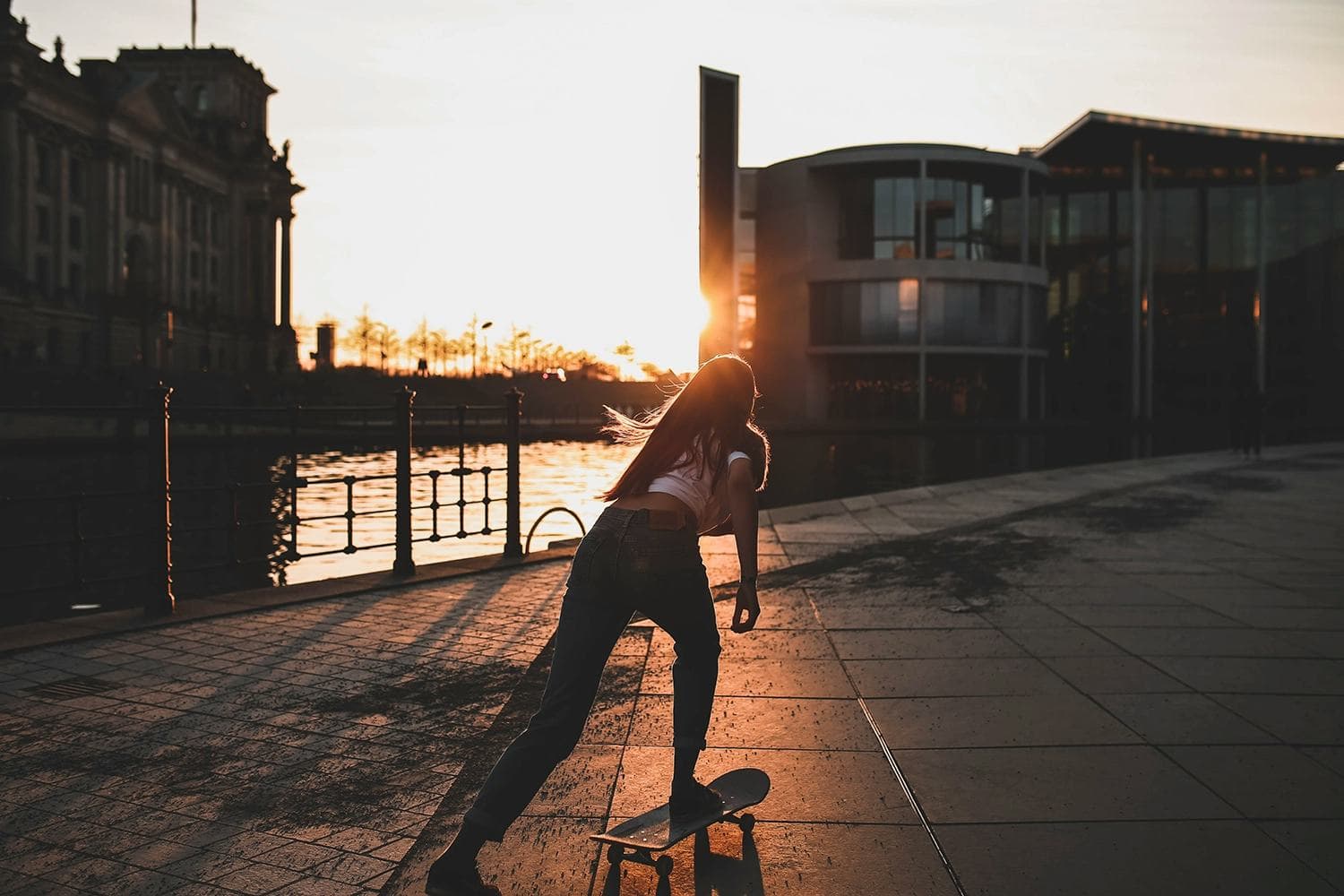 Estudiante en skate en Berlín al atardecer durante intercambios en Alemania, explorando la ciudad y el sistema educativo.