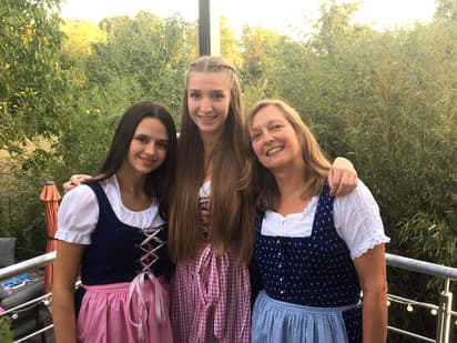 Estudiante con su familia anfitriona durante intercambios en Alemania, compartiendo cultura, tradiciones y sistema educativo.