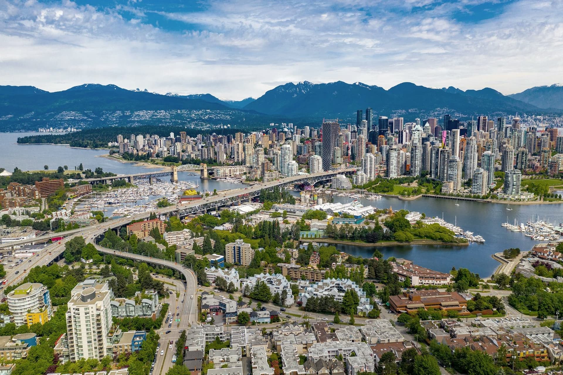 vista aérea de una ciudad junto al agua y a las montañas, reflejo del entorno y de la experiencia durante un año escolar en usa.