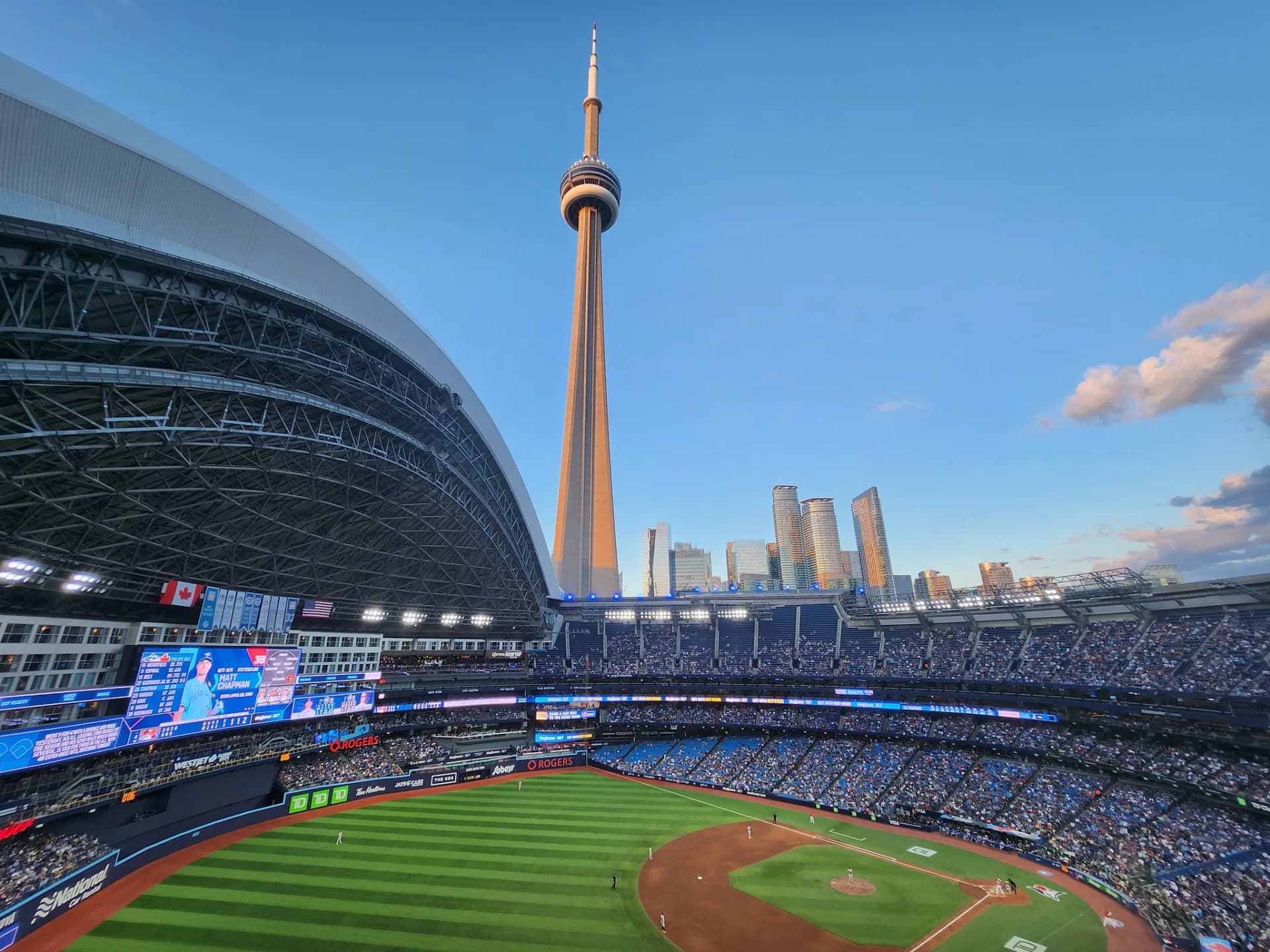 Estadio Rogers Centre en Toronto con la CN Tower durante una estancia lingüística en Canadá, experiencia entre deporte y ciudad.