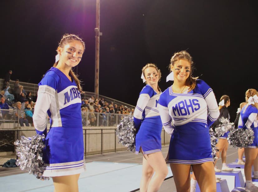 Cheerleaders de un instituto estadounidense durante un partido, representando las actividades deportivas y la vida escolar en un año escolar en USA.