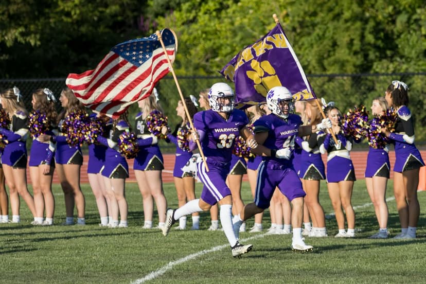 Partido de fútbol americano con estudiantes y animadoras, ejemplo del deporte escolar durante un año escolar en USA y los intercambios en Estados Unidos.