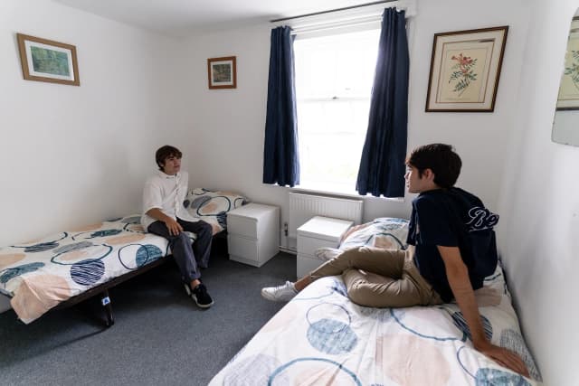 Due studenti in camera doppia durante la vacanza studio in Inghilterra, condividendo l’esperienza di apprendimento e cultura in un ambiente accogliente